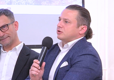 Jakub Wróblewski, Ekspert ds Badań i Analiz Sekrtorowej Rady ds kompetencji OZiS odpowiada na pytanie, trzymając mikrofon podczas panelu dyskusyjnego