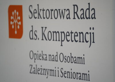 Zbliżenie na logo i nazwę Sektorowej Rady ds. Kompetencji na ściance promocyjnej