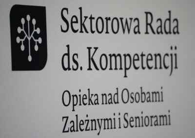 Zbliżenie na logo i nazwę Sektorowej Rady ds. Kompetencji na ściance promocyjnej