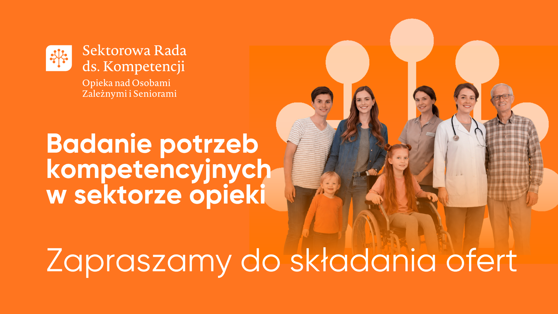 Uczestnicy panelu konferencyjnego siedzą przy stole i biorą udział w dyskusji, w tle ekran projekcyjny i branding BCU