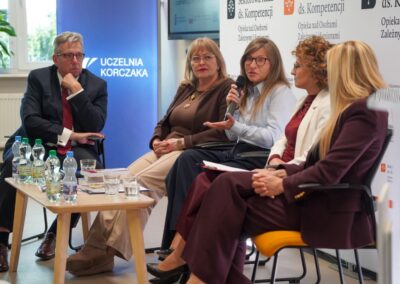 Debata ekspercka CARESKILLS TALKS 3 - zdjęcie dyskutujących ekspertów z bocznej perspektywy