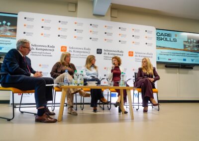 zdjęcie wszystkich ekspertów podczas dyskusji: CARESKILLS TALKS 3 | „Wyzwania w organizacji opieki nad seniorami z demencją i innymi zaburzeniami poznawczymi”